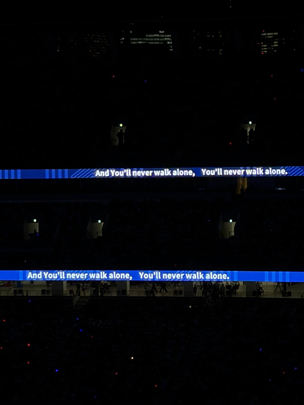 客席のLEDリボンに流れる「And You’ll never walk alone」の歌詞