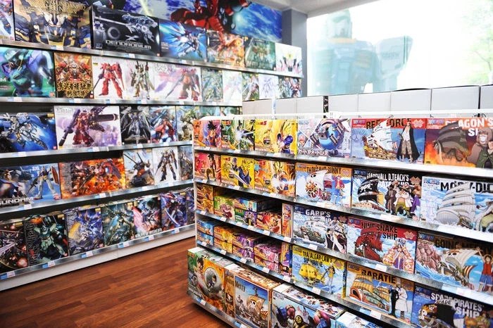 プラモデル店の棚に並ぶガンプラの箱