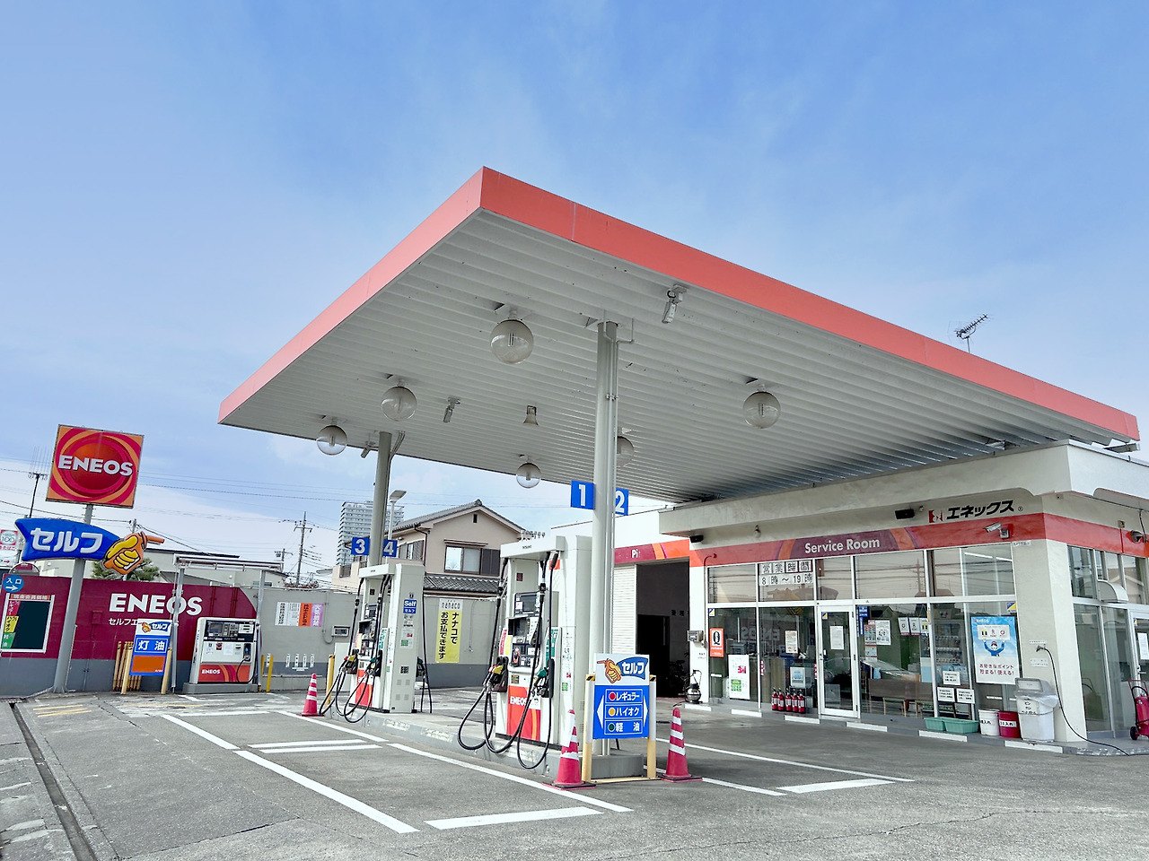 日本のセルフのガソリンスタンドの給油機