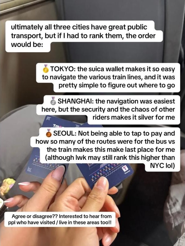 ソウルの交通系ICカードT-moneyを手に持つ様子