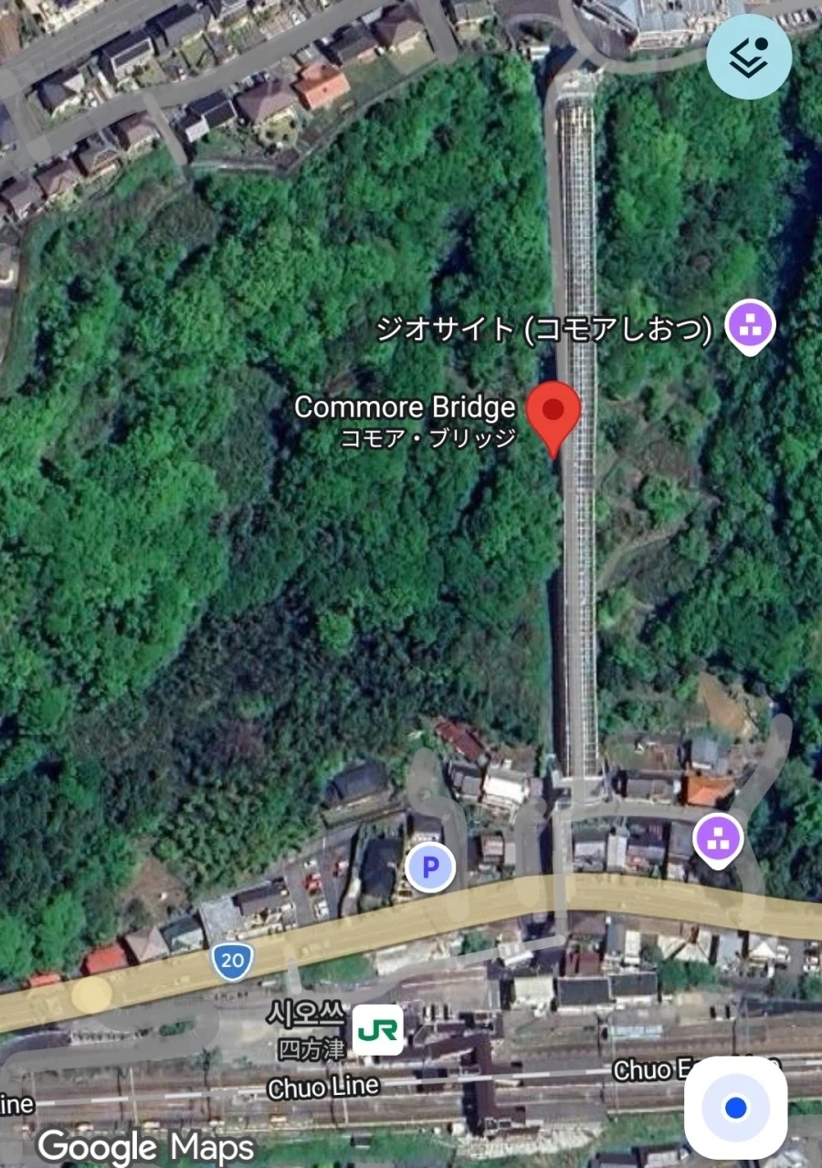 コモアしおつの位置と駅からの高低差を示す地図