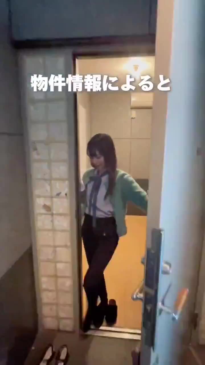 部屋の玄関を出る