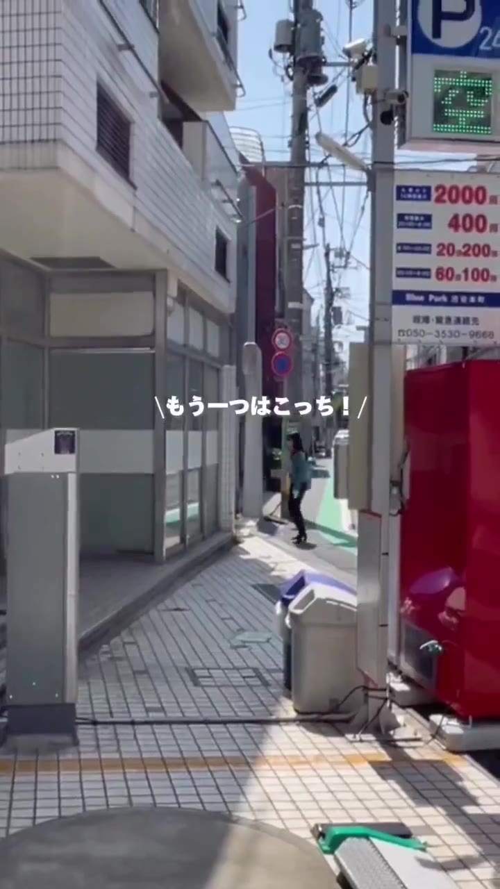 外の通りを歩く