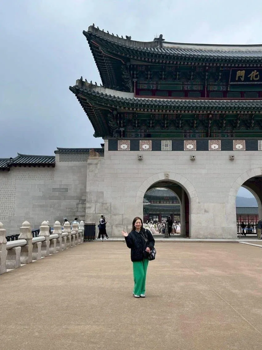 現在の景福宮の光化門前で撮影された同じ女性の写真