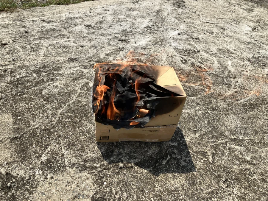炎が上がり燃えている紙製燻製器の写真