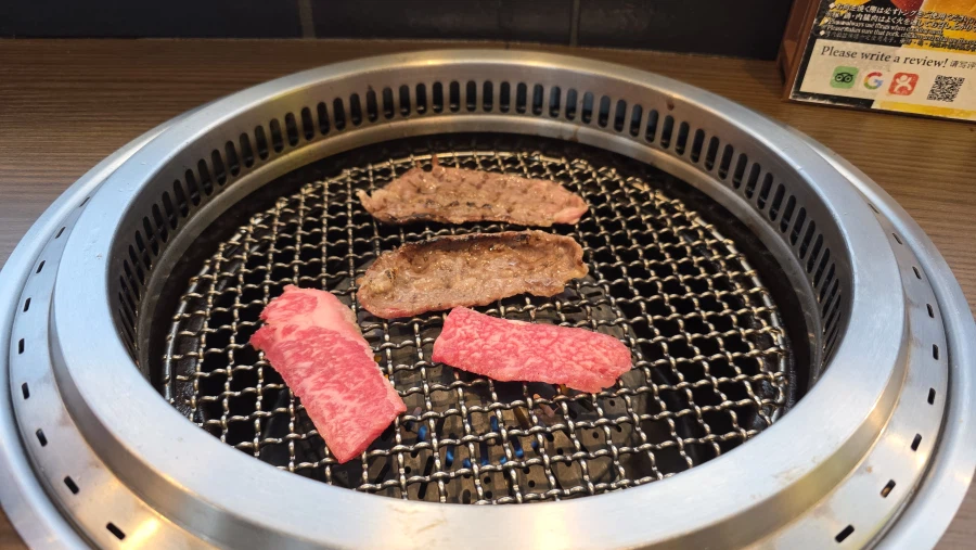 東京の焼肉店で焼いている和牛