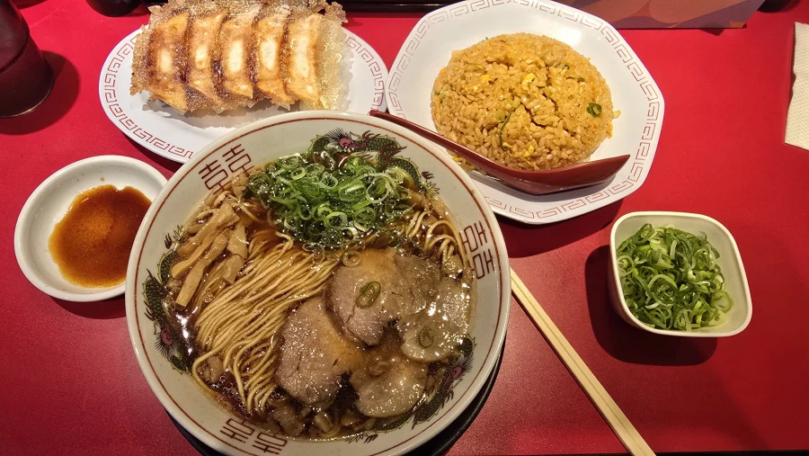 大阪の食堂で撮影されたラーメン・餃子・炒飯
