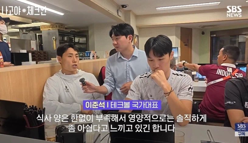 韓国の選手が吉野家で食事をするニュース画像（3）