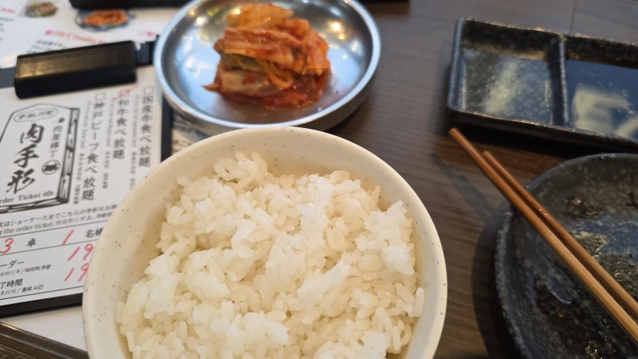 焼肉店のご飯とキムチ